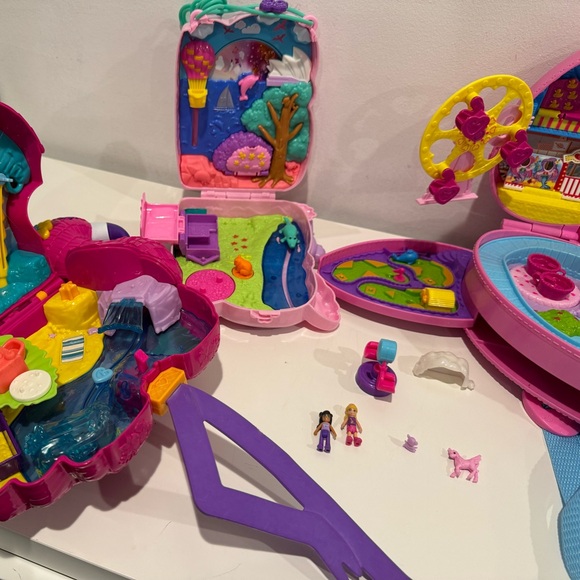 Enchanting Dollhouse Playset with Accessories - Picture 2 of 4